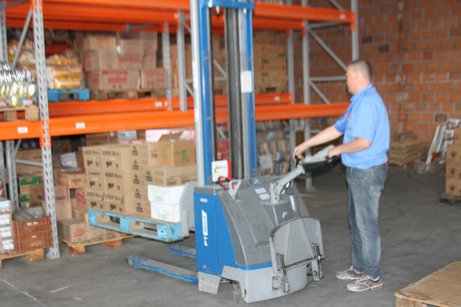 Funcionário opera empilhadeira. Rede emprega 450 pessoas