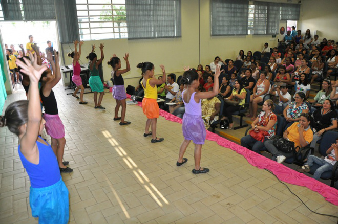 Além das homenagens das crianças, as mães que prestigiaram o evento receberam uma flor confeccionada como lembrança (Foto: Assessoria de Comunicação)