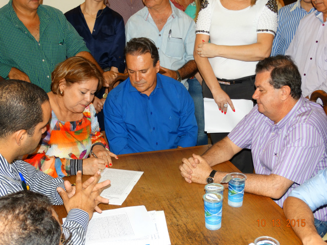 Eduardo Rocha leva Reitora da UFMS para receber escritura do terreno em Paranaíba