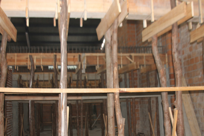Escoras da laje inferior das obras de Ampliação da loja-sede