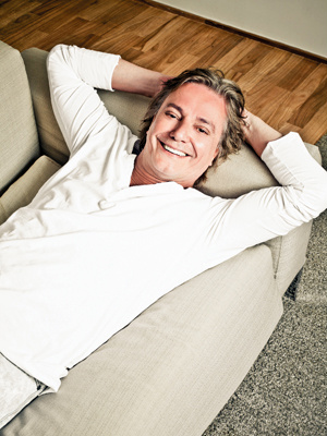 Em novo CD, Fábio Jr. veste pijama e grava 'músicas boas de cantarolar' O cantor Fábio Jr. em clima intimista
(Foto: Divulgação)