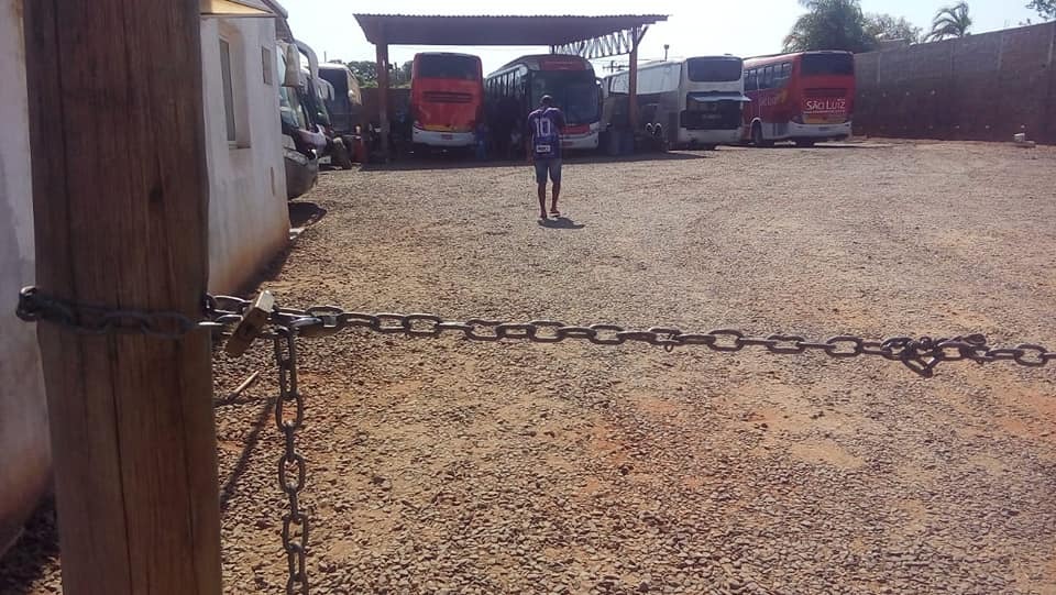 São Luiz faz acordo e ex-funcionários liberam saída de ônibus Manifestantes só foram recebidos após fecharem a saída da garagem da São Luiz na manhã de hoje. Foto recebida por whatsapp