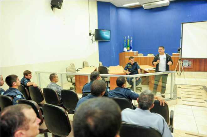 Vereador discute Atividade Delegada com policiais O vereador falou sobre a implantação da Atividade Delegada no município (Foto: Divulgação/Assecom)