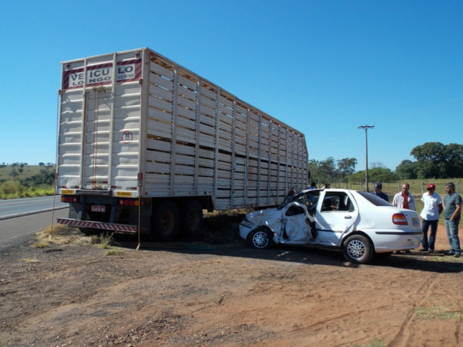 Acidente em rodovia de Bataguassu deixa vitima Fatal Segundo o Motorista da carreta o mesmo ainda olhou no retrovisor porem não viu o veiculo vindo logo atrás (Foto: Da Hora Bataguassu)