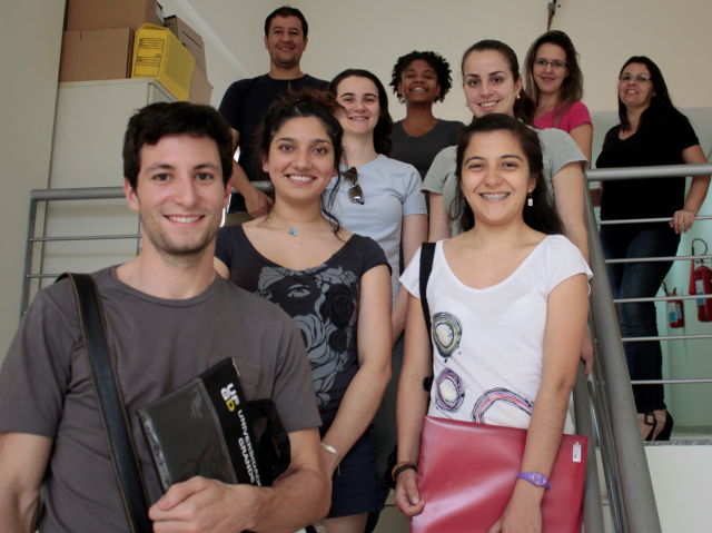 À frente, os três alunos estrangeiros sendo recebidos pela equipe do Escritório de Assuntos internacionais da UFGD (Foto: Divulgação/Assecom)