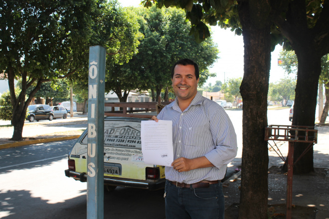 O projeto de lei obriga as concessionárias de transportes a instalarem placas de sinalização nos pontos de ônibus da cidade (Foto: Assessoria de Comunicação)