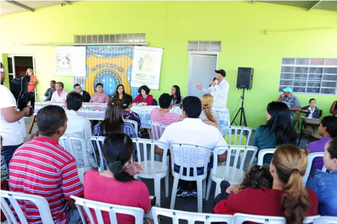 Vereadores tem reunião com moradores do bairro Jupiá Na ocasião, a prefeita disse que está vendo uma área para construir essas casas (Foto: Divulgação/Assecom)