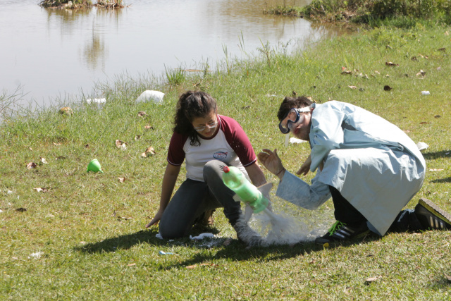 Colégio Exitus realiza “lançamento de foguetes” na Lagoa Maior Aproximadamente 40 alunos dedicaram o período da manhã em ver, na prática, como funcionam conceitos das disciplinas de física e química através do foguete de garrafa (Fotos: Larissa Lima)