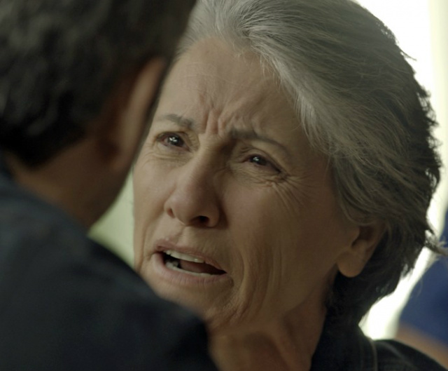 “A REGRA DO JOGO”: Djanira desmascara Romero para Tóia: 'Marginal, bandido' Djanira se revolta com Romero (Foto: TV Globo)
