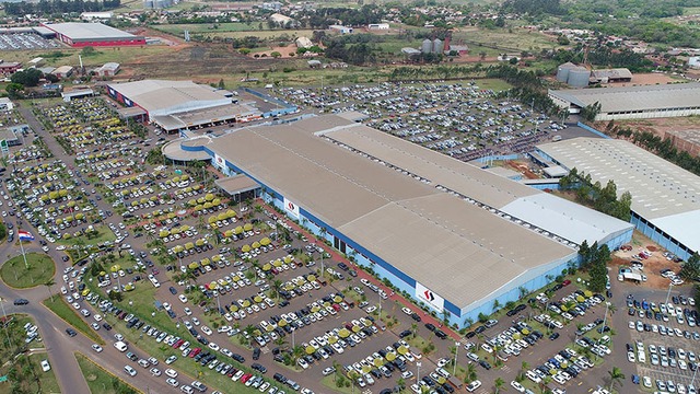 Shopping China comemora 85 anos com seis dias de grandes ofertas Estacionamento do Shopping China de Pedro Juan Caballero possui capacidade para mais de 3 mil veículos (Foto: Assessoria)