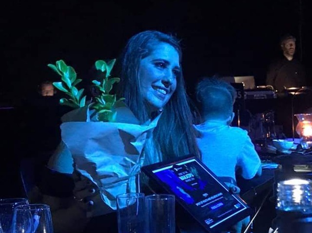Três-lagoense ganha prêmios na Nova Zelândia por ajudar brasileiros que não têm fluência em inglês Fabiola recebeu os prêmios em um jantar de gala oferecido pela Fundação Wakatipu. Fotos: Arquivo Pessoal