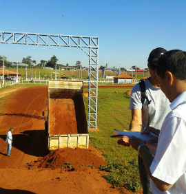 Pista do Arena Mix começa a ganhar novo formato Caminhõe de terra já começam a descarregar nos locais aonde acontecerão as mudanças do traçado. Foto: Ricardo Ojeda