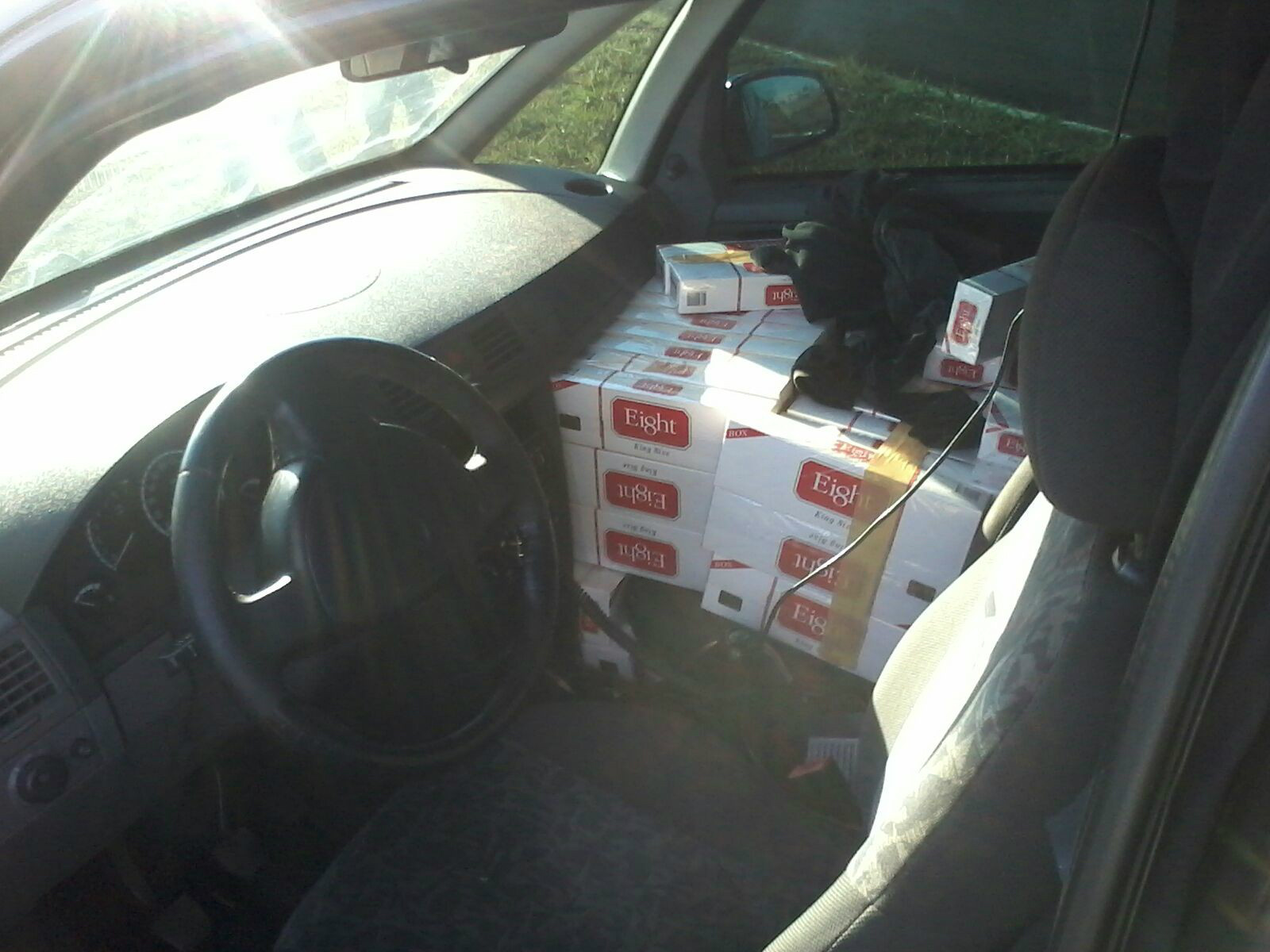 Em Três Lagoas, Polícia Militar Rodoviária apreende carga com 40 caixas de cigarros contrabandeados O veículo que foi apreendido estava sendo puxado por um Fiat Uno que fugiu do local (Foto: Divulgação/ PMR)