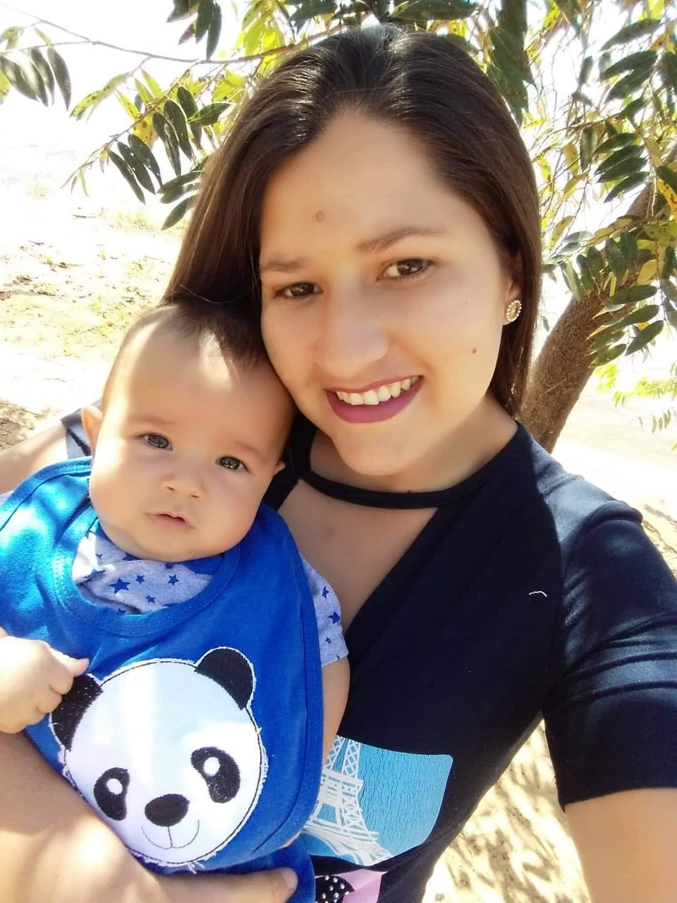 Dayane e o bebê Nicolas, já recuperado dos hematomas. Foto: Arquivo Familiar