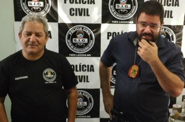 Polícia prende homem que matou outro esfaqueado em Três Lagoas Delegados Ailton Pereira de Freitas e Thiago José Passos da Silva. (Foto: Lucas Gustavo).