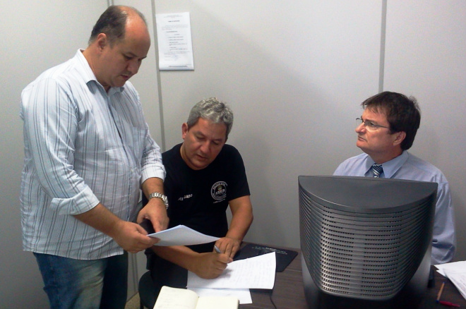 Em sentido horário, delegados Rogério Fernando, Ailton Pereira (DIG) e o regional Vitor Lopes discutem plano de ação desenvolvida durante o dia de hoje em Três Lagoas (Foto: Ricardo Ojeda)  