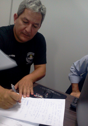 Força tarefa da Polícia Civil de Três Lagoas prende 19 pessoas Delegado Ailton Pereira, titular da DIG rascunha relatório com os nomes das pessoas presas durante a operação (Foto: Ricardo Ojeda)