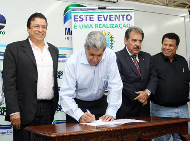 Em sete anos, governo de MS investiu R$ 13,7 milhões em projetos culturais Para cumprir a meta e fomentar as mais diversas áreas da cultura, Puccinelli disse que foi fundamental a competência e a proficiência da equipe da fundação e a parceria com as prefeituras (Foto: Rachid Waqued)