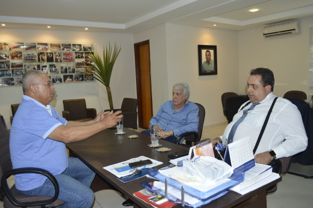 Crise econômica ameaça direitos dos trabalhadores, adverte CNTC José Lucas da Silva, presidente da Feintramag MS/MT, o diretor Lourival Figueiredo Melo e Levi Fernandes estiveram na Federação dos Trabalhadores no Comércio e Serviços de Mato Grosso do Sul – Fetracom/MS e na Federação Interestadual dos Trabalhadores na Movimentação de Mercadorias de MS e MT – Feintramag para uma reunião sobre o assunto. (Foto: Assessoria)