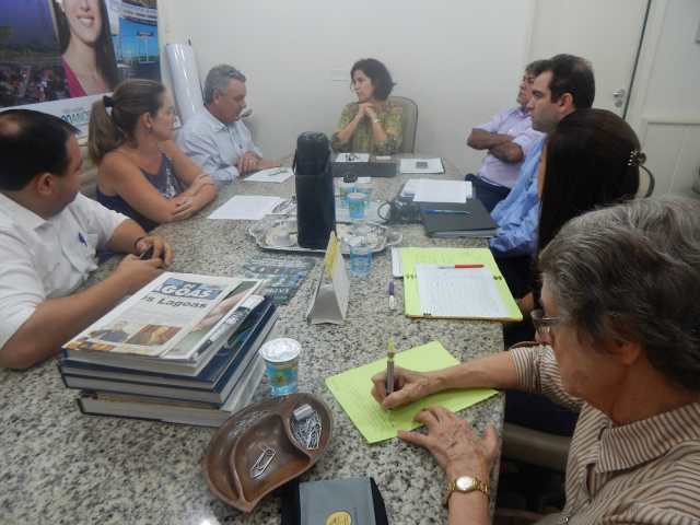 A prefeita Marcia Moura e integrantes da área de finanças e saúde da prefeitura, junto com o deputado Angelo Guerreiro e sua equipe, durante reunião nessa segunda-feira (Foto: Assessoria)