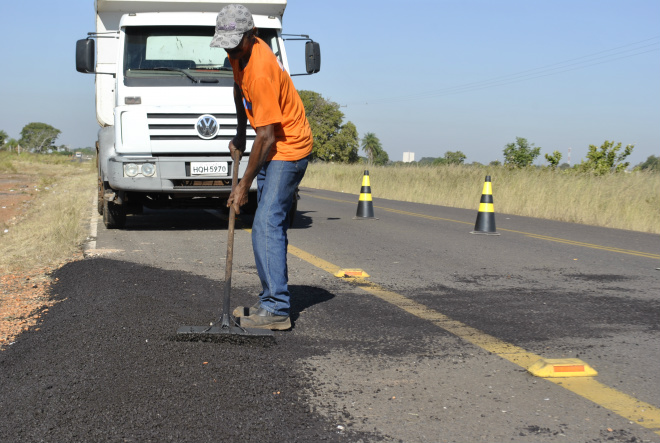 A Prefeitura de Três Lagoas segue executando os serviços de tapa-buracos nas Avenidas centrais da cidade (Foto: Divulgação/Assecom)