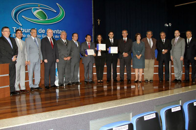 Os empossados posam junto com os conselheiros do TCE-MS,  após a cerimônia (Foto: Divulgação)