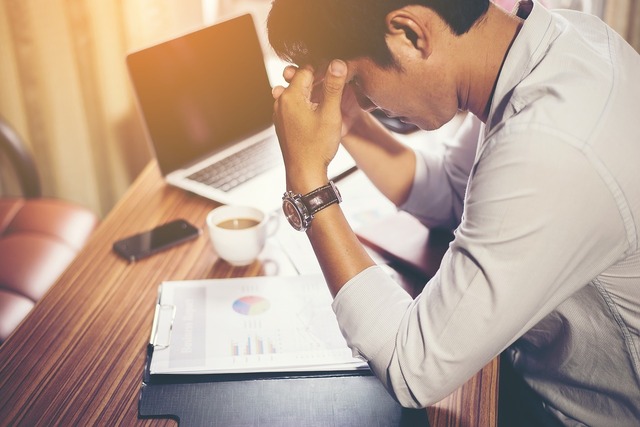 O que fazer para evitar que o ambiente de trabalho literalmente nos mate Em 2015, uma análise feita com base em quase 300 estudos constatou que práticas nocivas no local de trabalho elevavam a mortalidade, assim como o fumo passivo, por exemplo — Foto: Caio_Triana/Pixabay