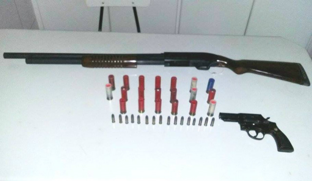 Polícia apreende armas de homem que desejava matar esposa Armas e munições apreendidas pela Polícia Civil. (Foto: Divulgação).