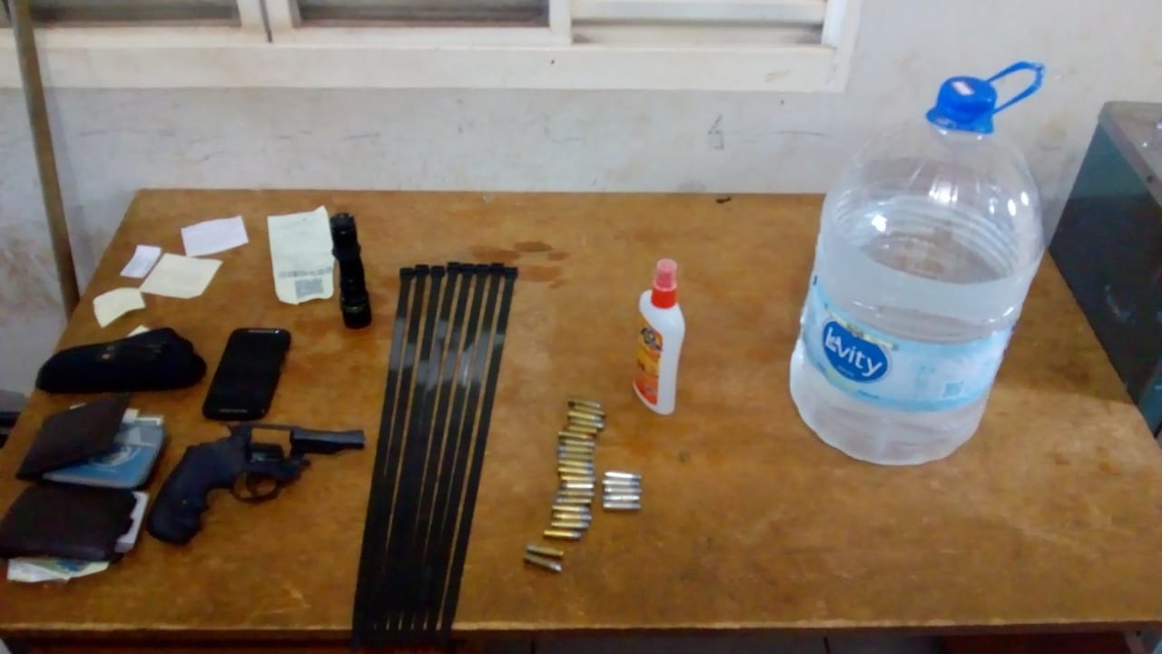 Bandido morre ao trocar tiros com Força Tática em Três Lagoas Materiais apreendidos com a quadrilha, incluindo um revólver. (Foto: Divulgação/PM).