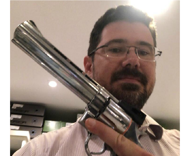 Pecuaristas locais comemoram Projeto de Lei que amplia posse de armas em propriedades rurais O advogado e Presidente da Comissão de Porte de Armas para Advogados da OAB-MS Marcos Pollon com sua Taurus 357.