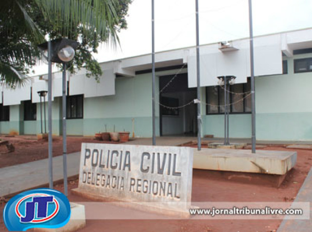Suspeito de cometer estupro se suicida em cela da delegacia Por volta das 11h, o jovem passou por um exame de corpo de delito e voltou para a cela. Então, por volta das 14h40, quando os policiais foram até a cela, ele estava enforcado com a sua camiseta (Foto: Jornal Tribuna Livre)