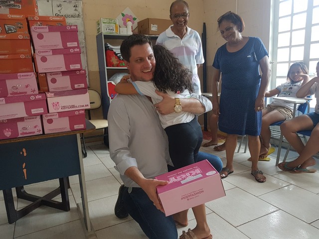 Presidente da Câmara visita projeto social que auxilia crianças carentes Em parceria com a empresa Kidy foram entregues muitos pares de sapatos para a criançada (Foto/Assessoria)