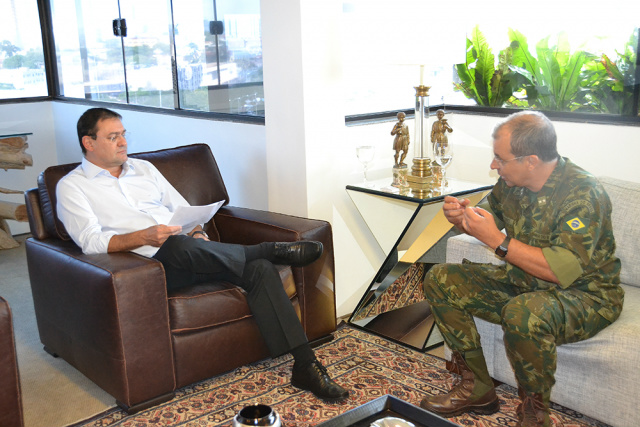 Fiems alinha com Marinha participação em fórum sobre rumos da hidrovia do Rio Paraguai Presidente da Fiems, Sérgio Longen e o comandante do 6º Distrito Naval da Marinha do Brasil, contra-almirante Petrônio Augusto Siqueira de Aguiar (Foto:Assessoria)