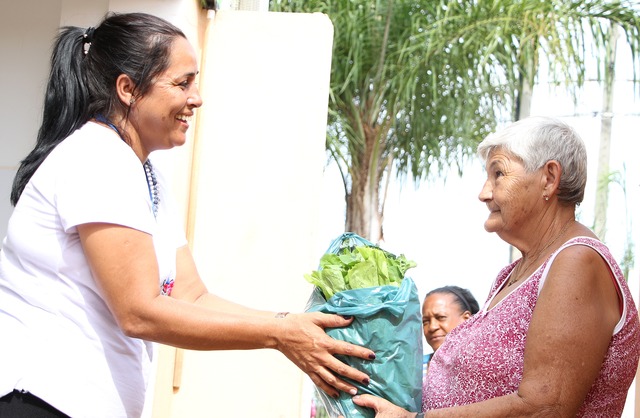 Famílias do CRAS “Ana Maria Moreira” recebem alimentos e orientações de vida saudável “Equilíbrio e bom senso não pesam no prato” é o slogan da mensagem que é transmitida no Atendimento Integral à Família