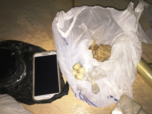 As drogas e celular que estavam escondidos na casa do traficante foram apreendidos (Foto: Marco CAmpos)