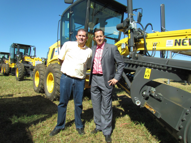 Deputado Eduardo Rocha e Gil do Jupiá representam Márcia Moura em evento Depeutado Eduardo Rocha e vereador Gil do Jupiá ao lado da motoniveladora que o município recebeu (Foto: Assessoria de Comunicação)