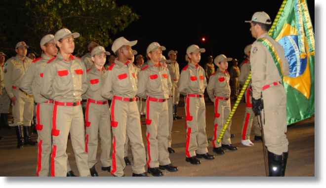 Bombeiros do Amanhã de Três Lagoas homenageiam as mães em noite de festa Foram realizadas demonstrações de conhecimentos básicos de prevenção doméstica e recitados jograis e poesias para as mães (Foto: Perfil News)