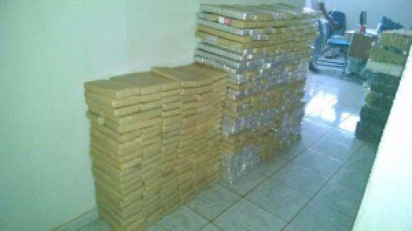 Veículo é abandonado com uma tonelada de maconha em Brasilândia O veículo foi abandonado às margens da rodovia com a chave ainda no contato (Foto: Divulgação/ PM)
