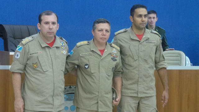 Troca de comando do Corpo de Bombeiros de Três Lagoas acontece neste momento Os comandantes ao lado do coronel Hudson Faria de Oliveira, chefe da assessoria de comunicação, que representa o Comando de Bombeiros do Interior. (Foto: Ricardo Ojeda)