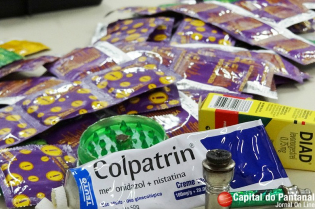 Na casa do acusado foi encontrado grande quantidade de preservativos, lubrificantes e um “cachimbo” usado para consumo de drogas (Foto: Erik Silva)