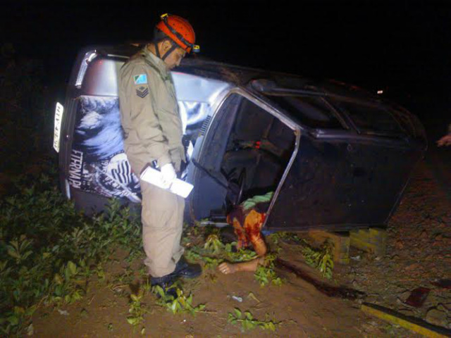 Carro desvia de animal na pista, capota e passageiro morre Acidente aconteceu no começo da madrugada desta sexta-feira (Foto: Adriano Carreirinha)