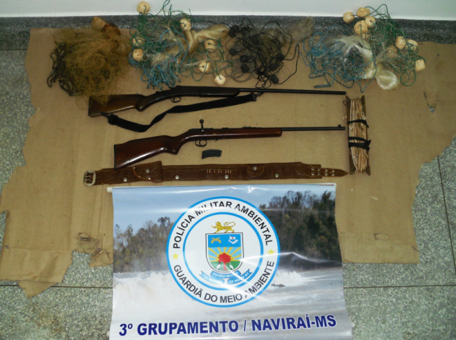 PMA apreende petrechos proibidos, armas e munições Os homens montavam o acampamento para praticar pesca predatória e caça na região (Foto: Divulgação/Assecom)