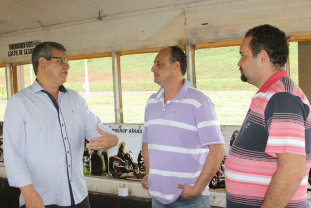 Liberdade Provisória vai atender no Arena Mix durante o Brasileiro de Motocross Organizador Ricardo Ojeda e empresários definindo detalhes do Buzão Bar (Foto: Nelson Roberto)