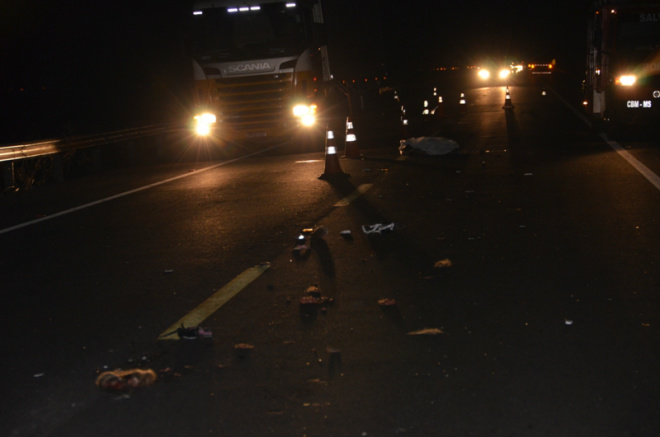 O motociclista foi fazer uma ultrapassagem pela direita momento que se chocou a carretinha de uma moto tinta que estava parada no acostamento (Foto: Da Hora Bataguassu)