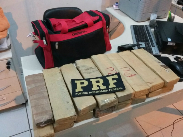 A droga foi encontrada na bagagem do passageiro durante as vistorias da PRF. (Foto: Assessoria) 