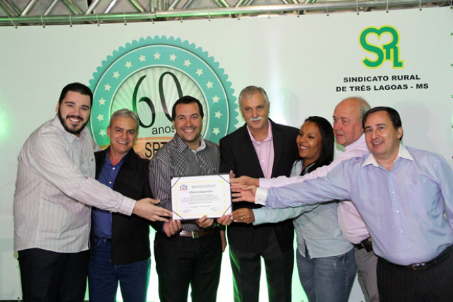Vereadores participam de solenidade de 60 anos do Sindicato Rural Vereadores entregam Moção aos 60 anos do Sindicato Rural (Foto: Divulgação/Assecom)