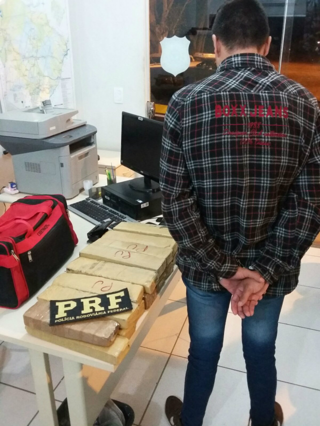 PRF apreende em Três Lagoas, droga avaliada em R$ 18 mil O rapaz de 22 anos foi encaminhado para o Distrito Policial de Três Lagoas. (Foto: Assessoria)