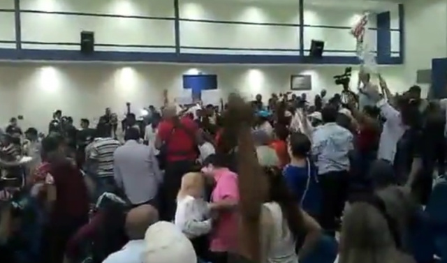 Apoiadores de Bernal promovem badernaço no plenário da Câmara de Campo Grande, mas sessão continua sem interrupção (Foto: Reprodução)