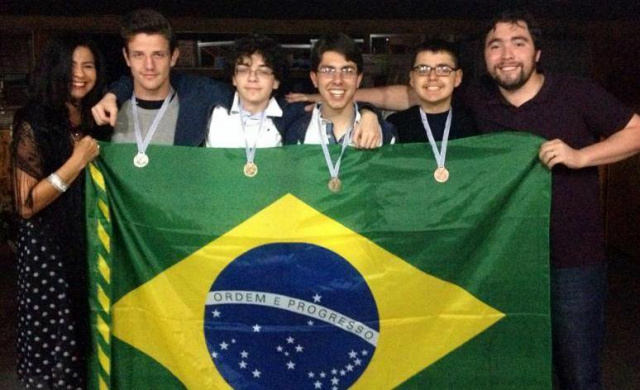 Estudantes brasileiros conquistaram duas medalhas de ouro, uma de prata e uma de bronze na 25ª Olimpíada de Matemática do Cone Sul (Foto: Instituto Nacional de Matemática Pura e Aplicada (IMPA))
