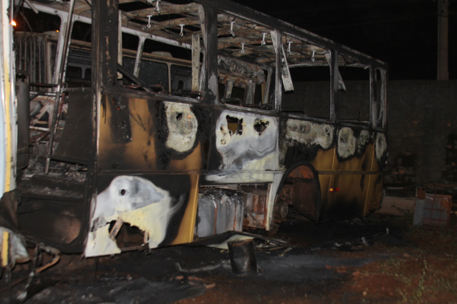 O ônibus foii incendiado em uma garagem localizada na Avenida Capitão Olinto Mancini (Foto: Ricardo Ojeda)